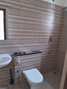 Bathroom Image of 1140 Sq.ft 3 BHK Apartment / Flat for rent in Casagrand Luxeria, Navalur Chennai for Rs. 25000