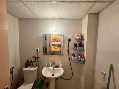 Bathroom Image of 1015 Sq.ft 2 BHK Apartment / Flat for rent in Skytech Matrott, Sector 76 Noida for Rs. 35000