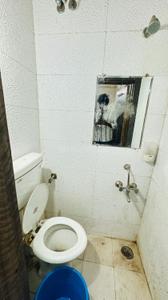 Bathroom Image of 880 Sq.ft 2 BHK Apartment / Flat for rent in Khatiwala Tank Indore for Rs. 18000