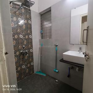 Bathroom Image of 600 Sq.ft 1 BHK Apartment / Flat for rent in Clover Dale, Koregaon Park Pune for Rs. 45000