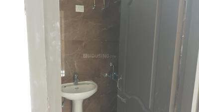 Bathroom Image of 900 Sq.ft 2 BHK Apartment / Flat for rent in Aliganj Lucknow for Rs. 17000