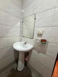 Bathroom Image of 630 Sq.ft 1 BHK Apartment / Flat for rent in Goyal Vishal Residency, Prahlad Nagar Ahmedabad for Rs. 15000