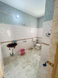 Bathroom Image of 1900 Sq.ft 3 BHK Independent House for rent in Kankarbagh Patna for Rs. 27000