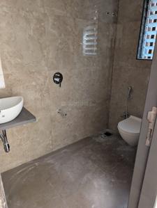 Bathroom Image of 700 Sq.ft 2 BHK Apartment / Flat for rent in Vile Parle East Mumbai for Rs. 80000