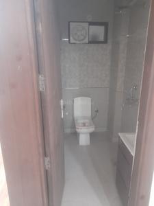 Bathroom Image of 1100 Sq.ft 2 BHK Builder Floor for rent in Preet Vihar New Delhi for Rs. 25000
