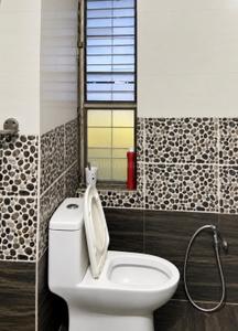 Bathroom Image of 1700 Sq.ft 3 BHK Apartment / Flat for rent in Arya Gunjan Palace, Rasulgarh Bhubaneswar for Rs. 22000