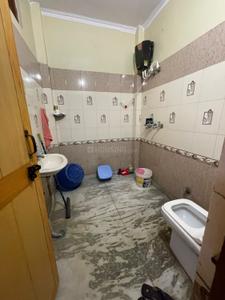 Bathroom Image of 2000 Sq.ft 3.5 BHK Apartment / Flat for rent in Govindpuram Ghaziabad for Rs. 22000