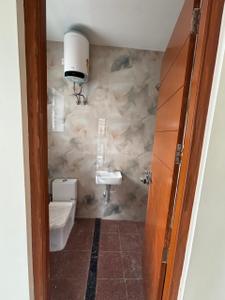 Bathroom Image of 950 Sq.ft 2 BHK Apartment / Flat for rent in Kovai Pudur Coimbatore for Rs. 22000