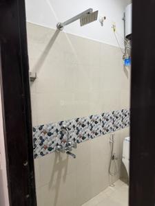 Bathroom Image of 600 Sq.ft 1 RK Apartment / Flat for rent in DLF Phase 3 Gurgaon for Rs. 15000