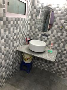 Bathroom Image of 700 Sq.ft 2 BHK Apartment / Flat for rent in Qaiserbagh Lucknow for Rs. 15000