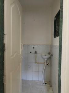 Common Bathroom One Image of 410 Sq.ft 1 BHK Apartment / Flat for rent in Kandivali West Mumbai for Rs. 26000