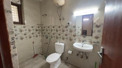 Bathroom Image of 600 Sq.ft 1 BHK Apartment / Flat for rent in Sushant Lok Phase 1 Gurgaon for Rs. 29000