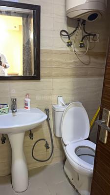 Bathroom Image of 400 Sq.ft 1 BHK Apartment / Flat for rent in Supertech Ecociti, Sector 137 Noida for Rs. 20000