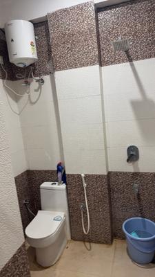 Bathroom Image of 800 Sq.ft 1 RK Apartment / Flat for rent in Palam Vihar Extension Gurgaon for Rs. 13000