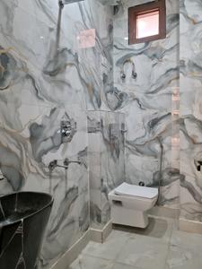 Common Bathroom Image of 1300 Sq.ft 4 BHK Apartment / Flat for sale in Chandra Park New Delhi for Rs. 10500000