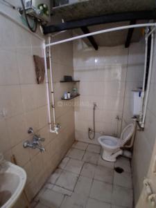 Bathroom Image of 900 Sq.ft 2 BHK Apartment / Flat for rent in Shukrawar Peth Pune for Rs. 25000