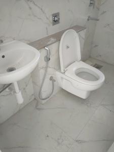 Powai Lake View Common Bathroom 4