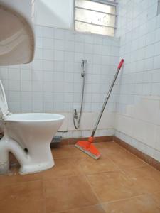 Common Bathroom Image of 1800 Sq.ft 3 BHK Apartment / Flat for rent in DDA Flats Vasant Kunj, Vasant Kunj New Delhi for Rs. 68000