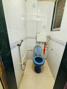 Bathroom Image of 250 Sq.ft 1 RK Apartment / Flat for rent in Worli Mumbai for Rs. 40000