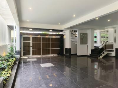 Car Garage Image of 5100 Sq.ft 5 BHK Independent House for sale in Jakkur Bengaluru for Rs. 47000000