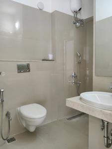 Common Bathroom Image of 800 Sq.ft 2.5 BHK Apartment / Flat for sale in The Atmosphere Phase 1, Mulund West Mumbai for Rs. 25000000