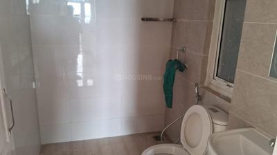 Bathroom Image of 749 Sq.ft 2.5 BHK Apartment / Flat for sale in Omaxe Aananda, Naini Allahabad for Rs. 6000000