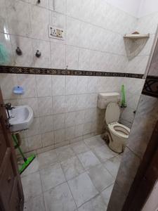 Bathroom Image of 900 Sq.ft 2.5 BHK Builder Floor for rent in Sant Nirankari Colony RWA, Mukherjee Nagar New Delhi for Rs. 25000