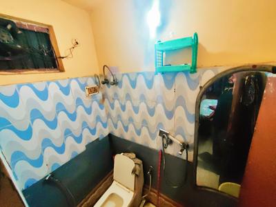 Bathroom Image of 900 Sq.ft 3 BHK Apartment / Flat for sale in  RWA Dilshad Colony Block E Markets WA, Dilshad Garden New Delhi for Rs. 6500000