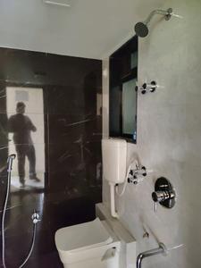 Common Bathroom Image of 650 Sq.ft 2 BHK Apartment / Flat for rent in Rosa Bella, Hiranandani Estate Thane for Rs. 25000