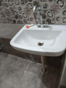 Bathroom Image of 1600 Sq.ft 2 BHK Apartment / Flat for rent in Sarai Shekh Lucknow for Rs. 14000