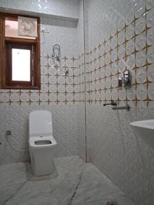Common Bathroom Image of 2500 Sq.ft 4 BHK Builder Floor for rent in Sector 112 Noida for Rs. 50000