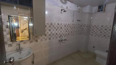 Bathroom Image of 850 Sq.ft 2 BHK Builder Floor for rent in Shahdara New Delhi for Rs. 18000
