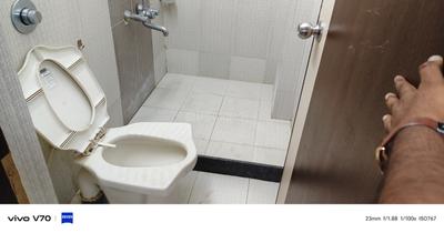 Bathroom Image of 1530 Sq.ft 3 BHK Apartment / Flat for rent in Naranpura Ahmedabad for Rs. 38000