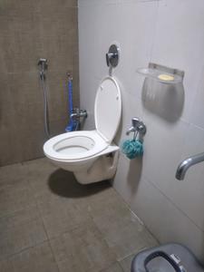 Common Bathroom Image of 600 Sq.ft 1.5 BHK Apartment / Flat for sale in Mulund West Mumbai for Rs. 14500000