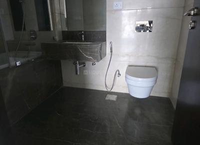 Bathroom Image of 2200 Sq.ft 3 BHK Apartment / Flat for rent in Lokhandwala Minerva, Worli Mumbai for Rs. 360000
