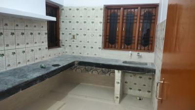 Kitchen Image of 1800 Sq.ft 2 BHK Builder Floor for rent in Kamta Lucknow for Rs. 18000