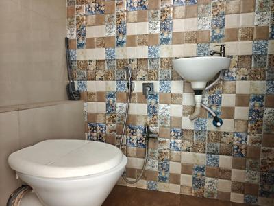 Bathroom Image of 870 Sq.ft 3 BHK Apartment / Flat for rent in Pioneer Dreams, New Althan Surat for Rs. 21000