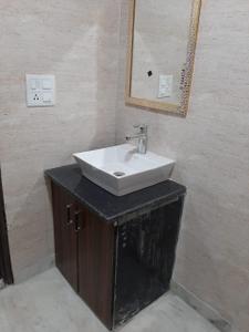 Bathroom Image of 860 Sq.ft 1 RK Builder Floor for rent in Sector 46 Gurgaon for Rs. 17500