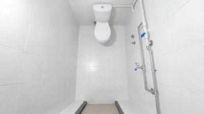 Bathroom Image of 839 Sq.ft 1.5 BHK Apartment / Flat for sale in Kush Crystal Heights, Palanpur Surat for Rs. 2100000