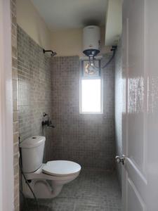 Common Bathroom Image of 1350 Sq.ft 3 BHK Apartment / Flat for sale in Paras Tierea, Sector 137 Noida for Rs. 14500000