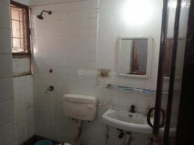 Bathroom Image of 300 Sq.ft 1 RK Apartment / Flat for rent in Jalwayu Vihar, Sector 21 Noida for Rs. 10000
