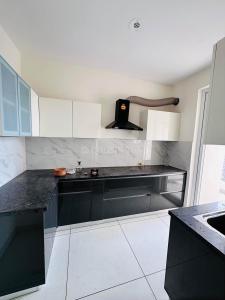 Kitchen Image of 1690 Sq.ft 3 BHK Apartment / Flat for rent in Singhpura Zirakpur for Rs. 32000