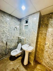 Bathroom Image of 1050 Sq.ft 2 BHK Apartment / Flat for sale in Saraswati Signature Homes, Noida Extension Greater Noida for Rs. 3596000