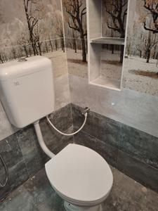 Bathroom Image of 1000 Sq.ft 2 BHK Apartment / Flat for rent in Velliangadu Tiruppur for Rs. 16000
