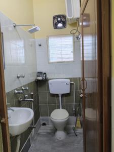 Bathroom Image of 900 Sq.ft 2 BHK Apartment / Flat for sale in Lake Gardens Kolkata for Rs. 6000000