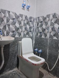 Common Bathroom Image of 600 Sq.ft 1 BHK Apartment / Flat for sale in Sector 49 Noida for Rs. 2600000