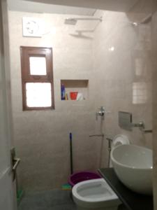 Common Bathroom Image of 1400 Sq.ft 2.5 BHK Apartment / Flat for rent in DDA Flats Vasant Kunj, Vasant Kunj New Delhi for Rs. 65000