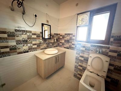 Bathroom Image of 2000 Sq.ft 3 BHK Apartment / Flat for sale in Rajpur Road Dehradun for Rs. 14500000