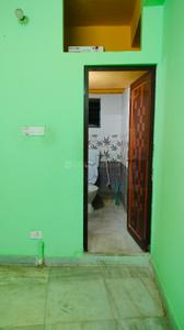Bedroom Image of 350 Sq.ft 1 BHK Apartment / Flat for rent in Picnic Garden Kolkata for Rs. 8000