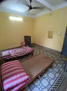 Bedroom Image of ROOM FOR RENT IN 3BHK LADIES FULL FURNISHED FLAT in Dhakuria, Kolkata